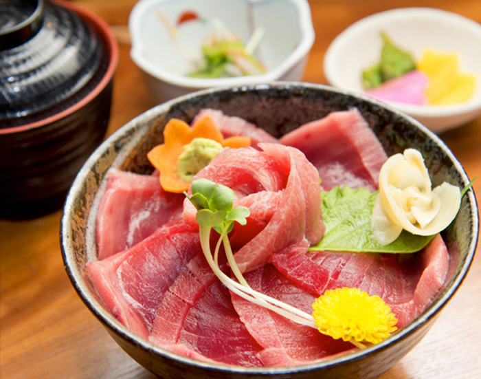 市内に3つの港を有する焼津。海の幸の提供には地震があります。